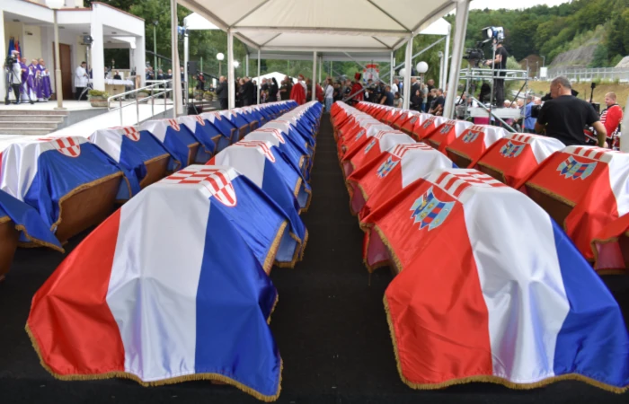 Predstavnici Društva VETERAN na pokopu žrtava poraća u Maclju